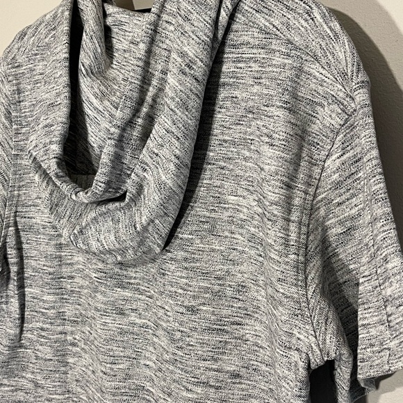 NWT ADIDAS Short Sleeve Hoodie Mens Medium Gray Black Free Shipping Workout (G) - Picture 11 of 11